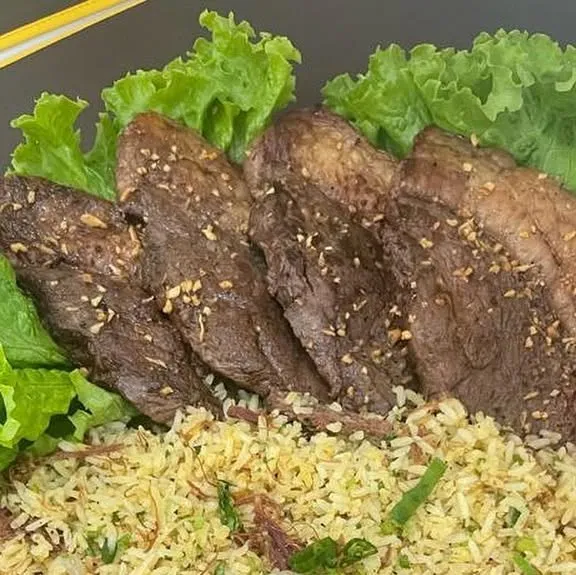 Prato A Moda da Casa: picanha fatiada com arroz com carne seca