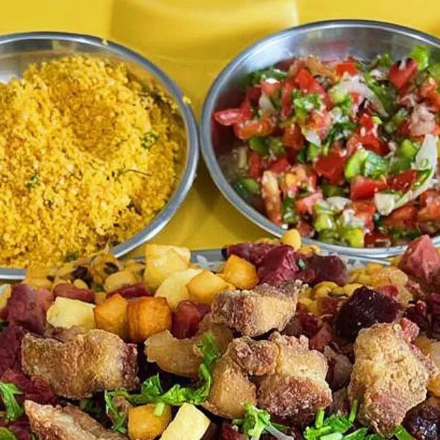 Arrumadinho em travessa: farofa, vinagrete, carne seca e queijo coalho em cubos