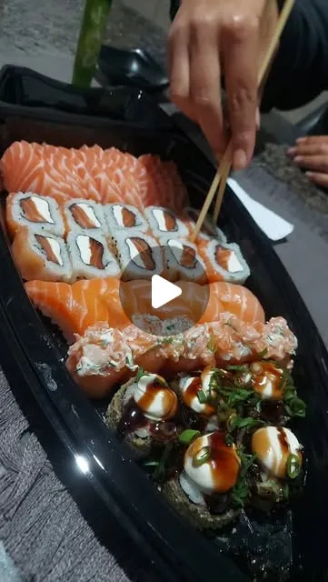 Barca com sashimis de salmão, uramakis e hot rolls