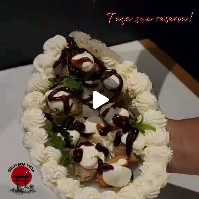 Sushi doce/ovo de sushi decorado com chantilly e calda