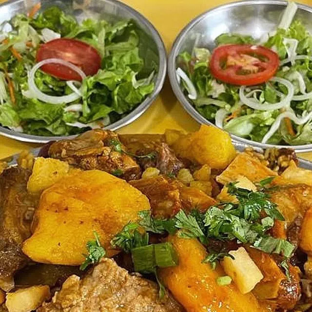 Baião de dois com costela e mandioca, com salada