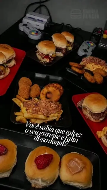 Mesa do rodízio: mini burgers, onion rings, fritas com cheddar