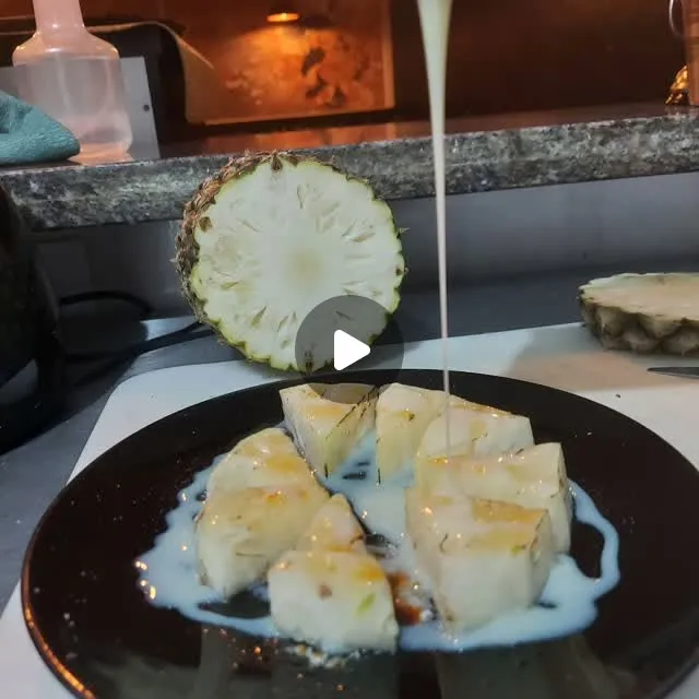Sobremesa com abacaxi sendo finalizada com calda