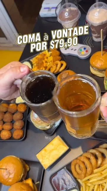Mesa de rodízio com mini burgers, porções e chopp (tem texto de preço)