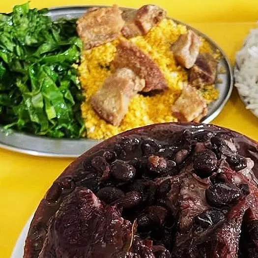Feijoada completa em panela de barro, com arroz