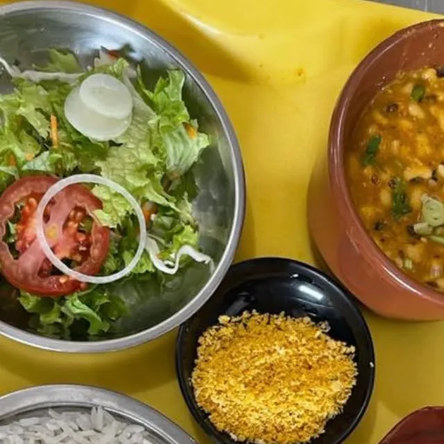 Buchada completa com arroz, feijão, farofa e salada