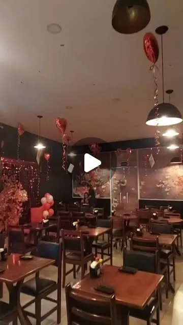 Salão com mesas de madeira e decoração